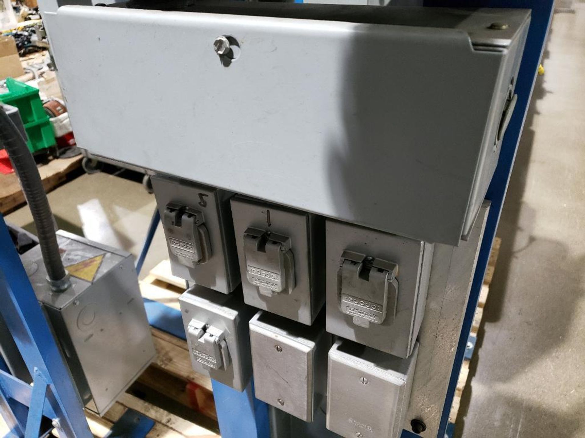 Sub panel with Siemens breaker box and assorted plugs and GE transformer. - Image 5 of 9