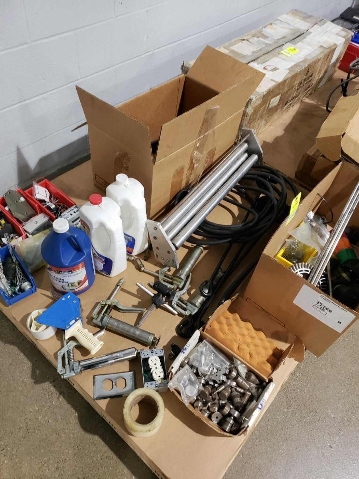 Pallet of assorted tools and machine parts. - Image 2 of 8