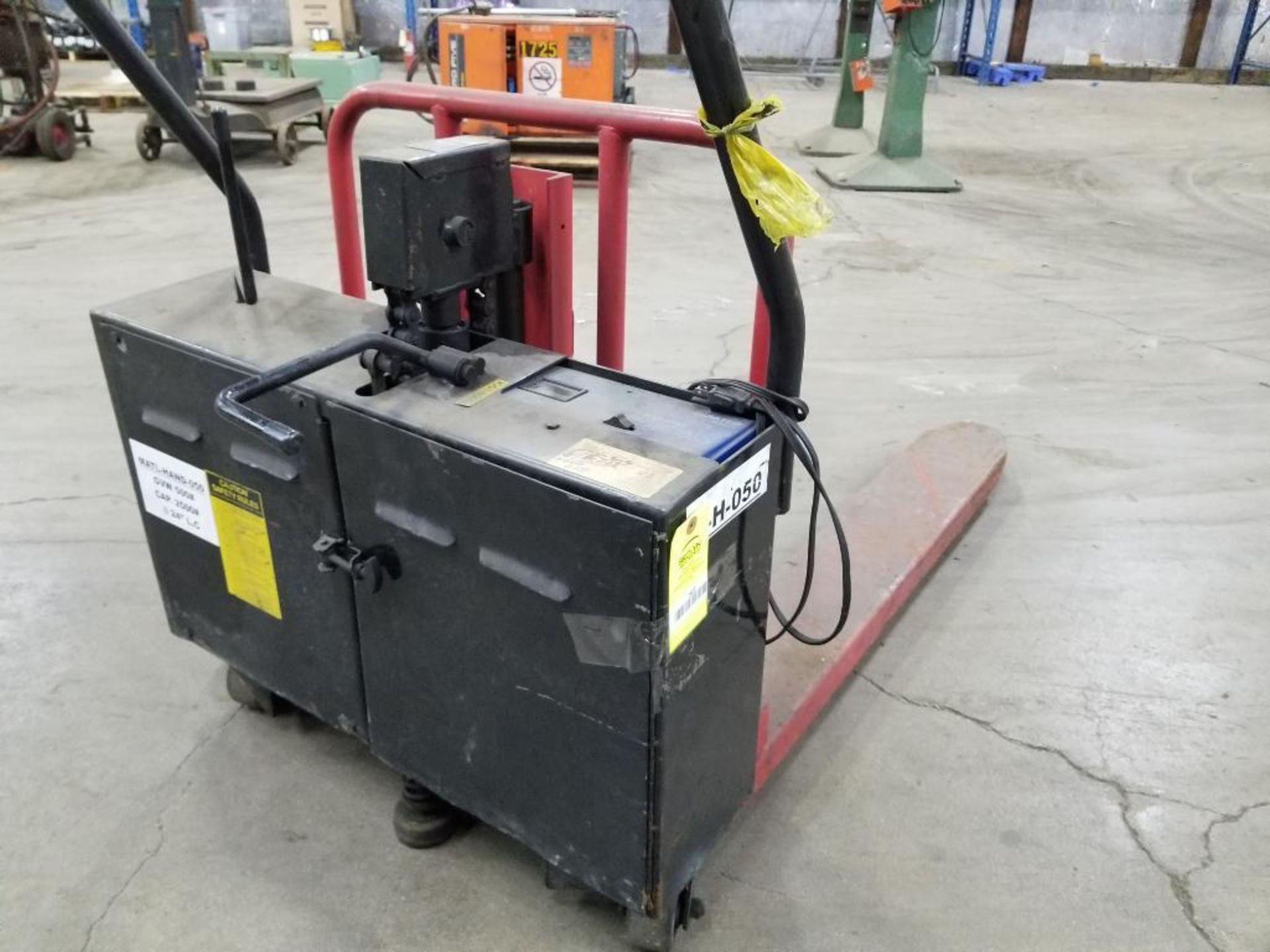 2500lb capacity battery operated power pallet jack. Built in charger. - Image 7 of 7