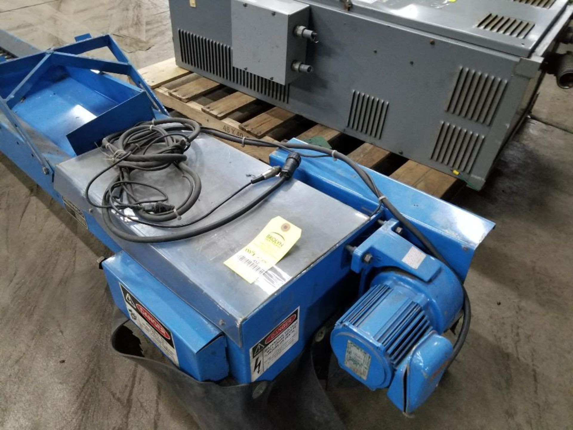 Magnetic conveyor unit. 133in long x 12in wide. - Image 2 of 6