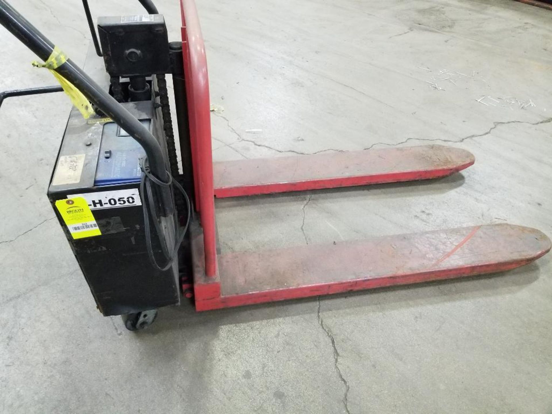 2500lb capacity battery operated power pallet jack. Built in charger.
