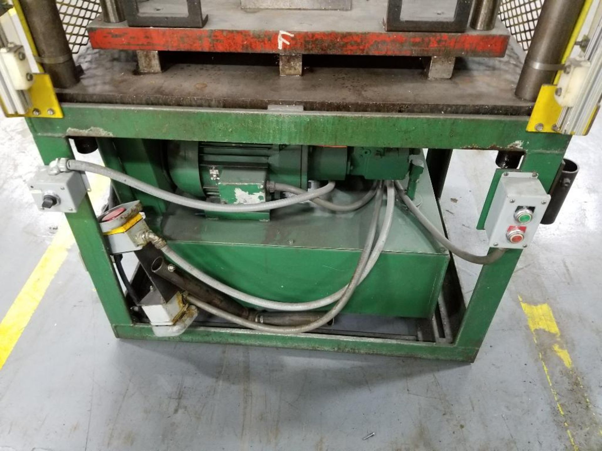 15 ton Hydraulic press. 10hp hydraulic power pack. 3 phase. Stroke 10in (est). 2in ram diameter. - Image 6 of 13