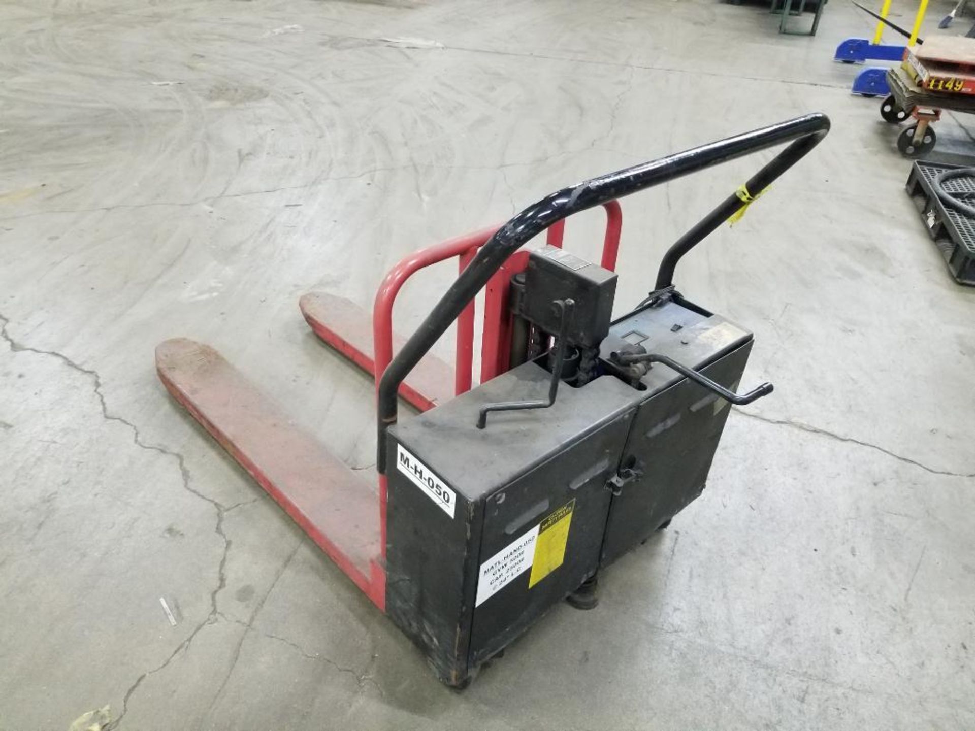 2500lb capacity battery operated power pallet jack. Built in charger. - Image 3 of 7