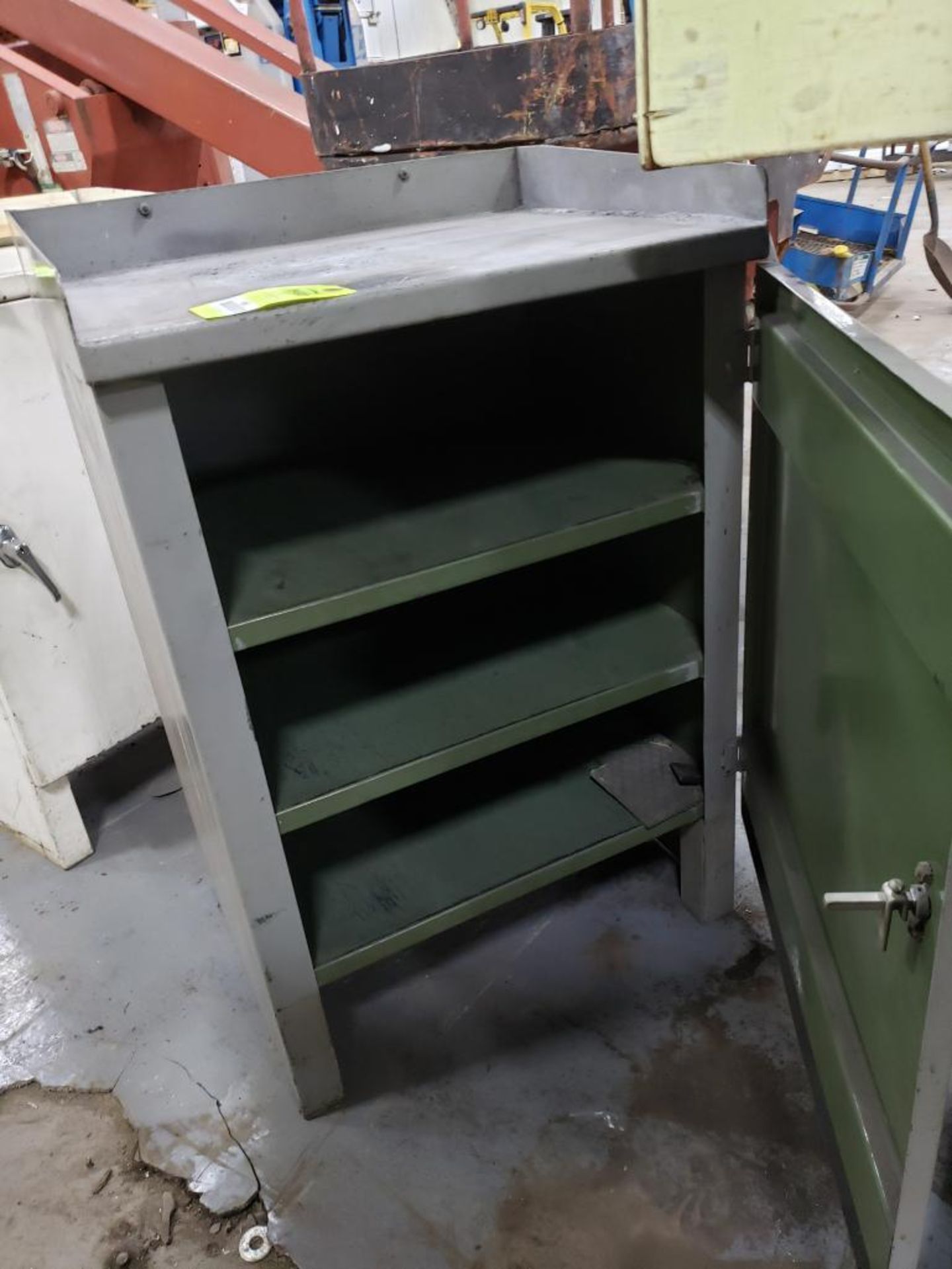 Metal storage cabinet. - Image 3 of 3