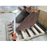 Excavator bucket with hydraulic bottle jack.