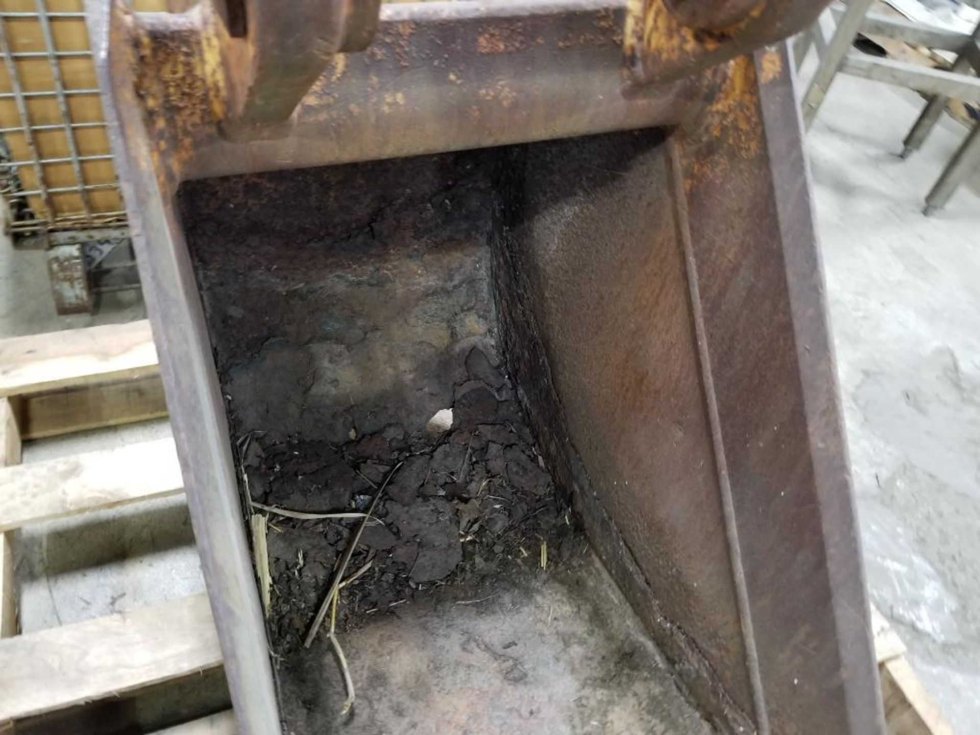 Excavator bucket with hydraulic bottle jack. - Image 5 of 6