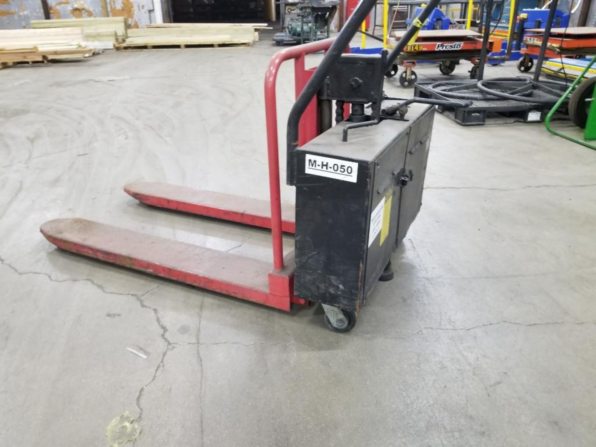 2500lb capacity battery operated power pallet jack. Built in charger. - Image 2 of 7