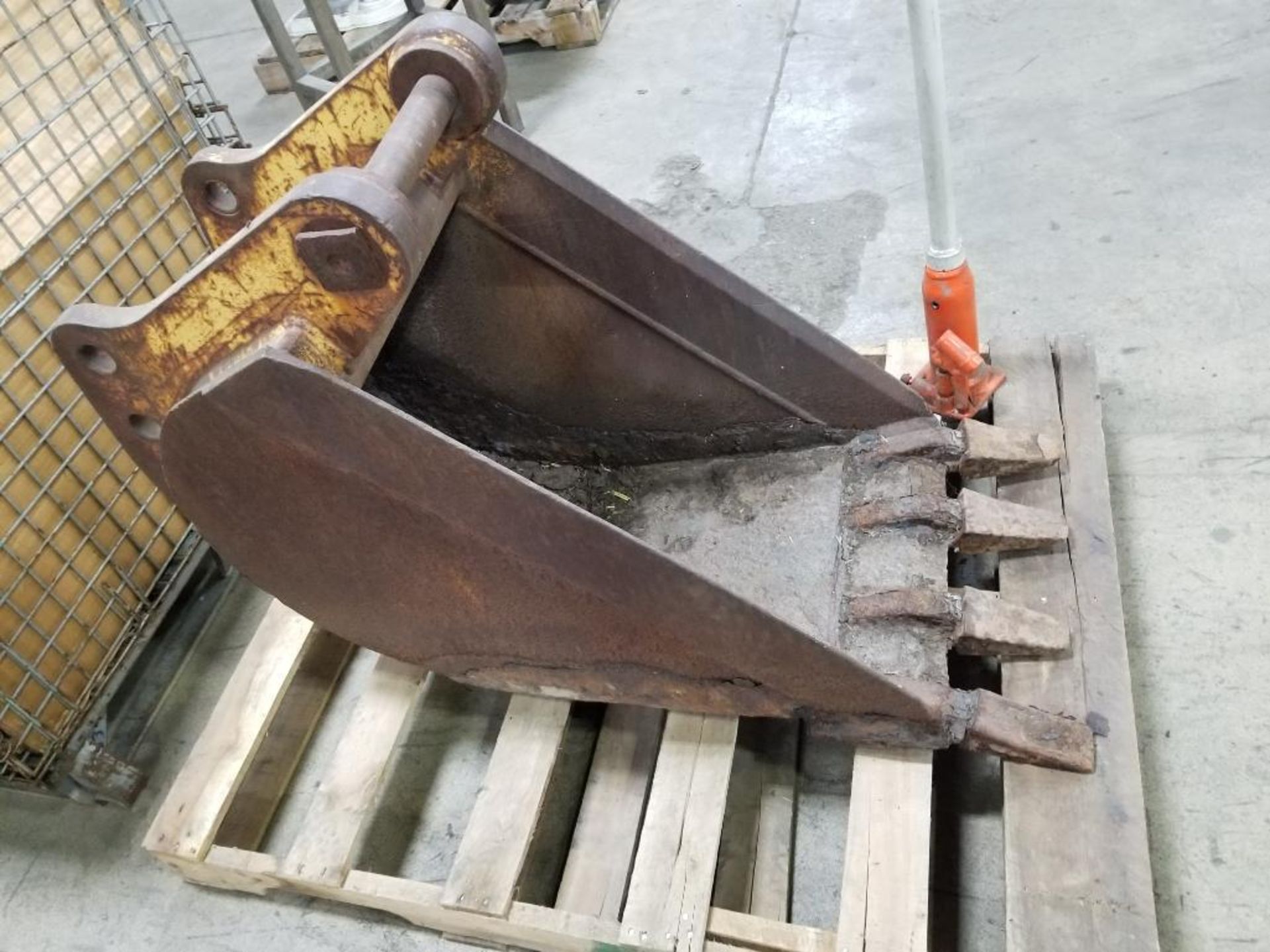 Excavator bucket with hydraulic bottle jack. - Image 6 of 6