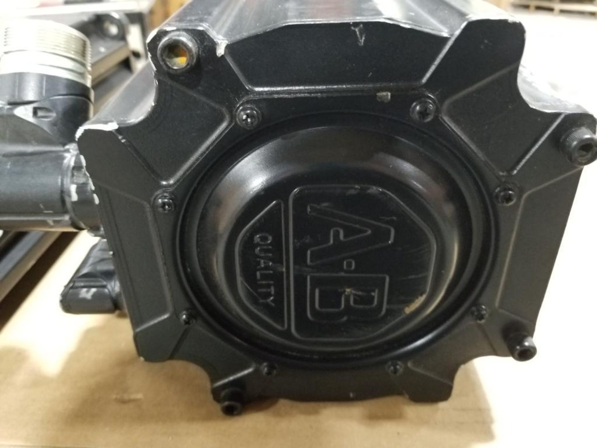 Allen Bradley servo motor. Catalog MPL-B680D-SJ72AA. - Image 3 of 5