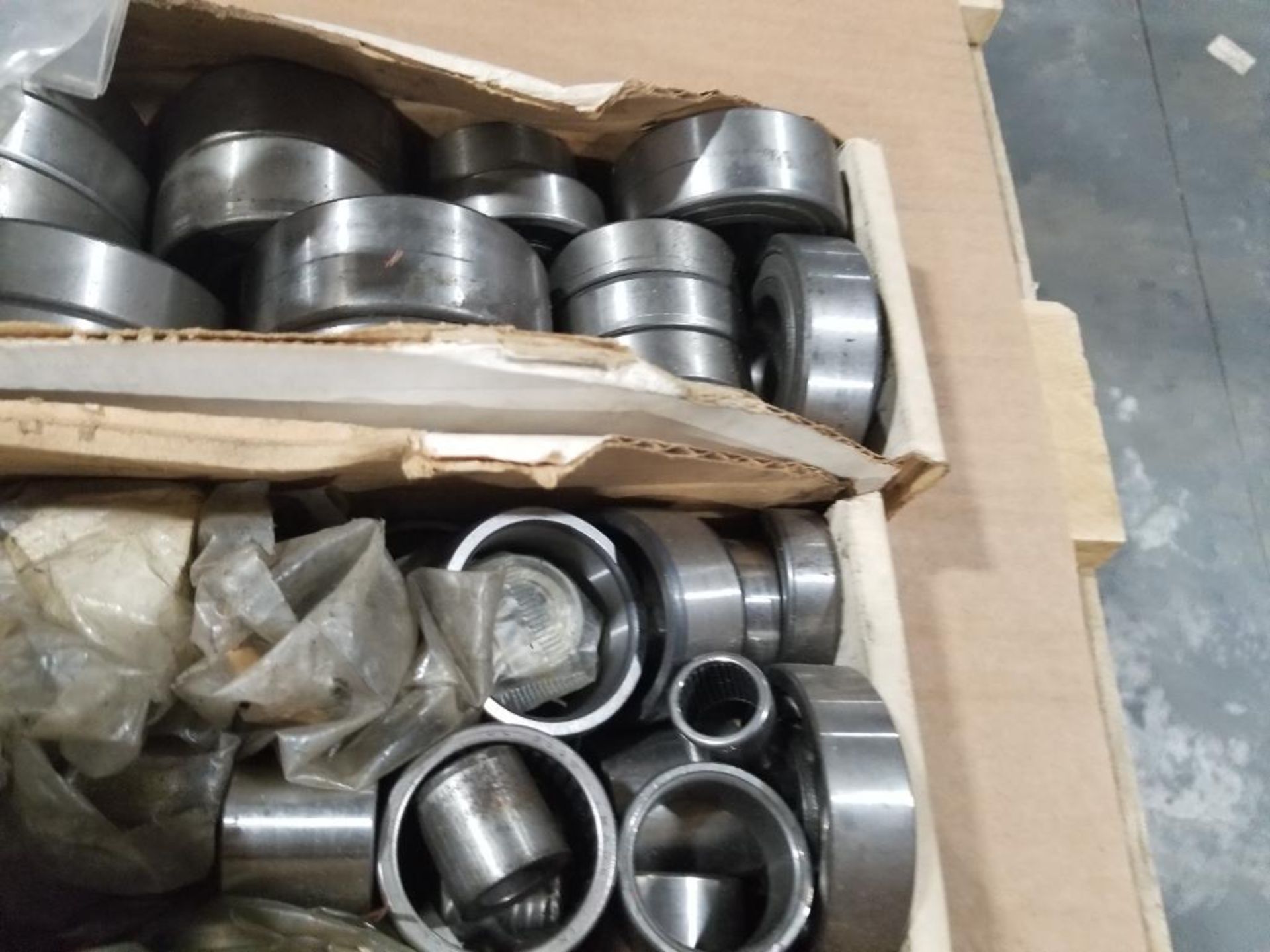 Large assortment of bearings. - Image 15 of 18