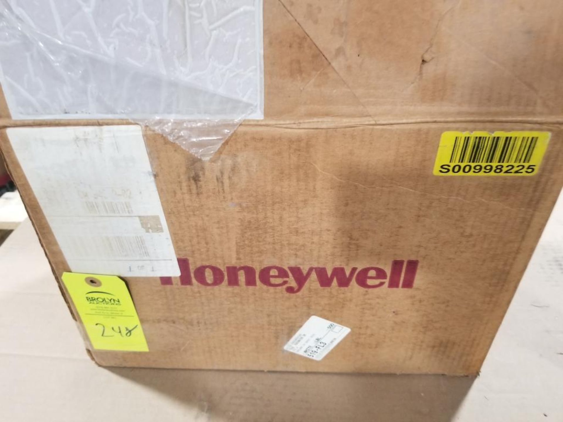 Honeywell valve. Part number V5011A1734/U.