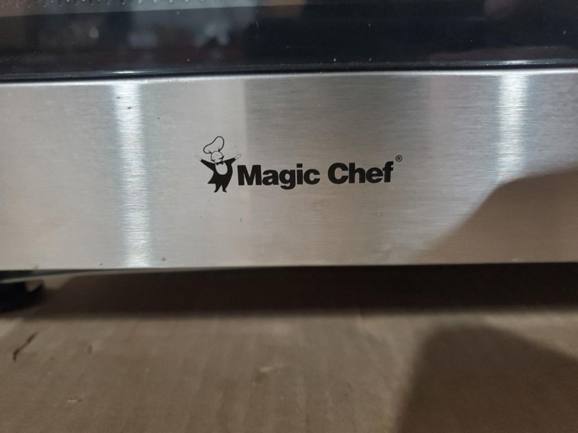 Magic Chef microwave oven. - Image 2 of 7