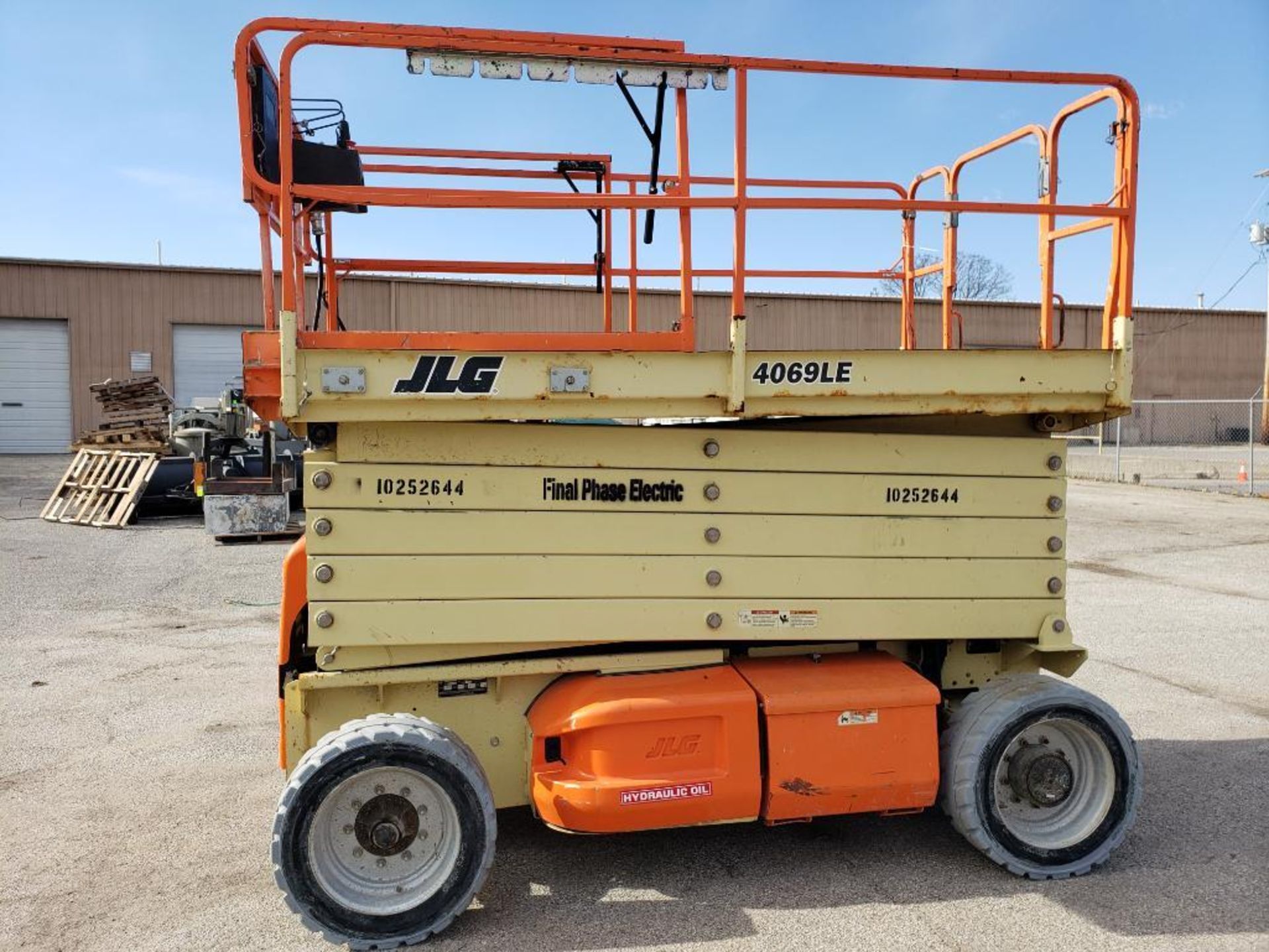 *VIDEO* 40ft lift JLG electric scissor lift. Model 4069LE. 800lb capacity. - Image 5 of 29