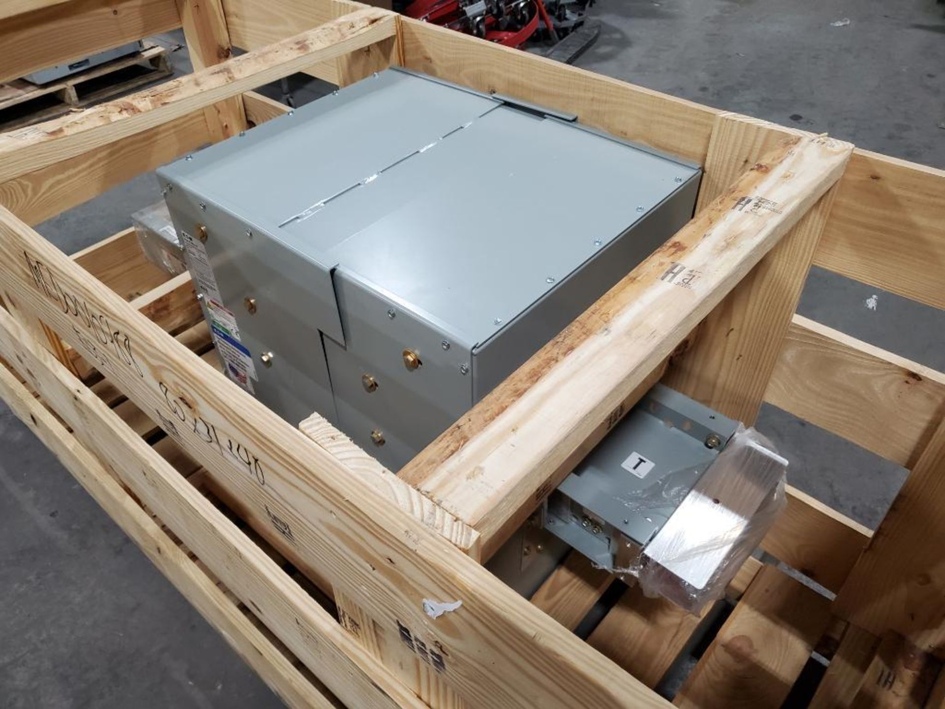 2000amp Eaton Pow-R-Way III bus tap box. 3 wire, 480v. MED0010988. New in crate. - Image 2 of 6