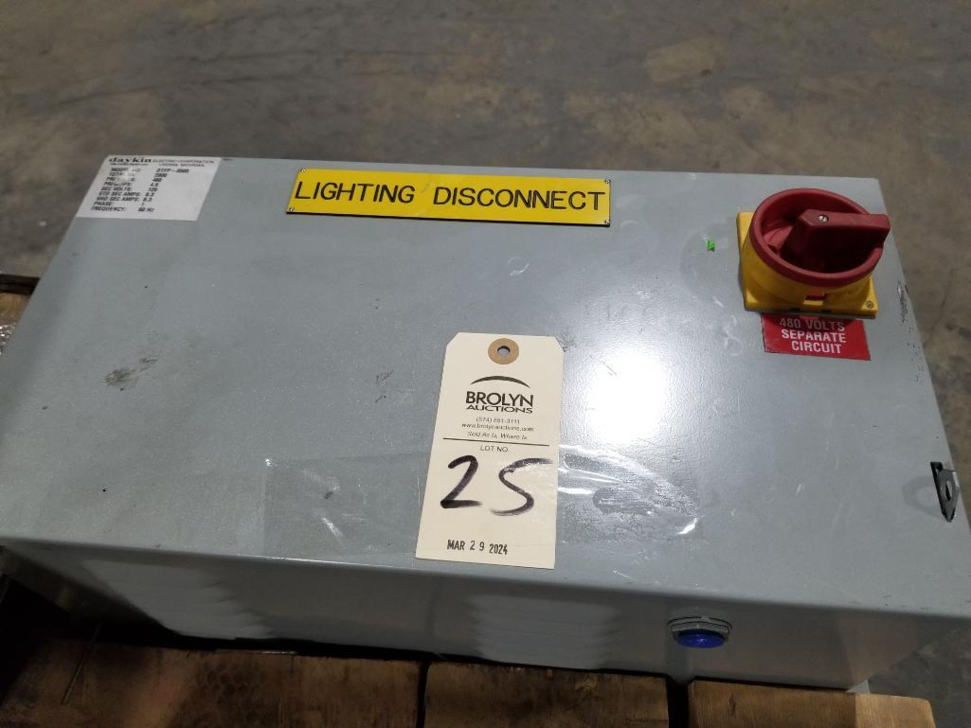 Daykin lighting disconnect. Model DTFP-0505. 2000vA, 480v primary.