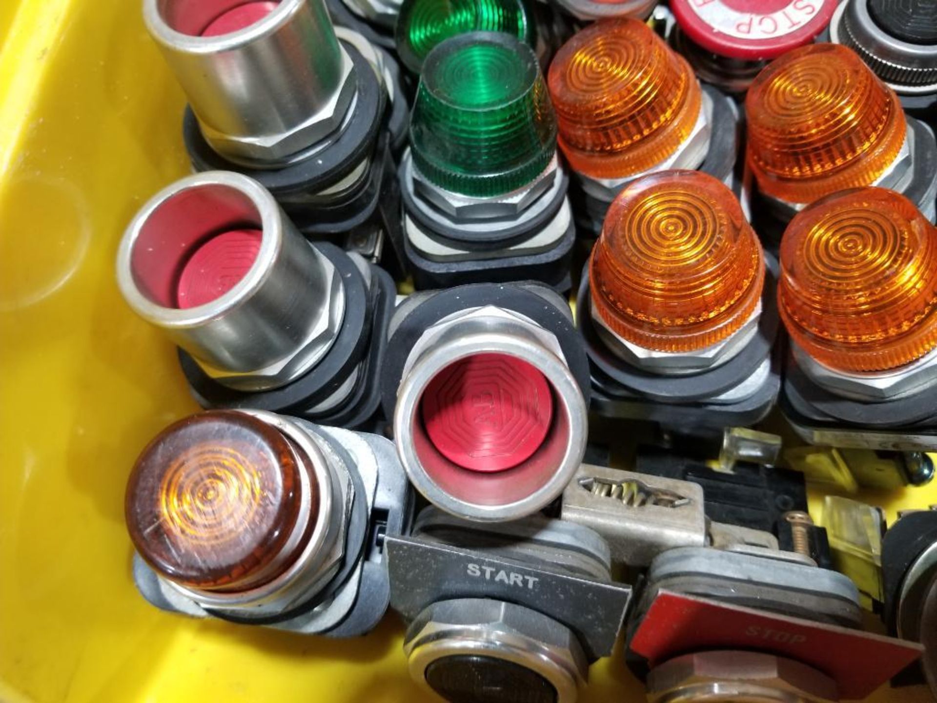 Large assortment of push buttons and pilot lights. - Bild 4 aus 8