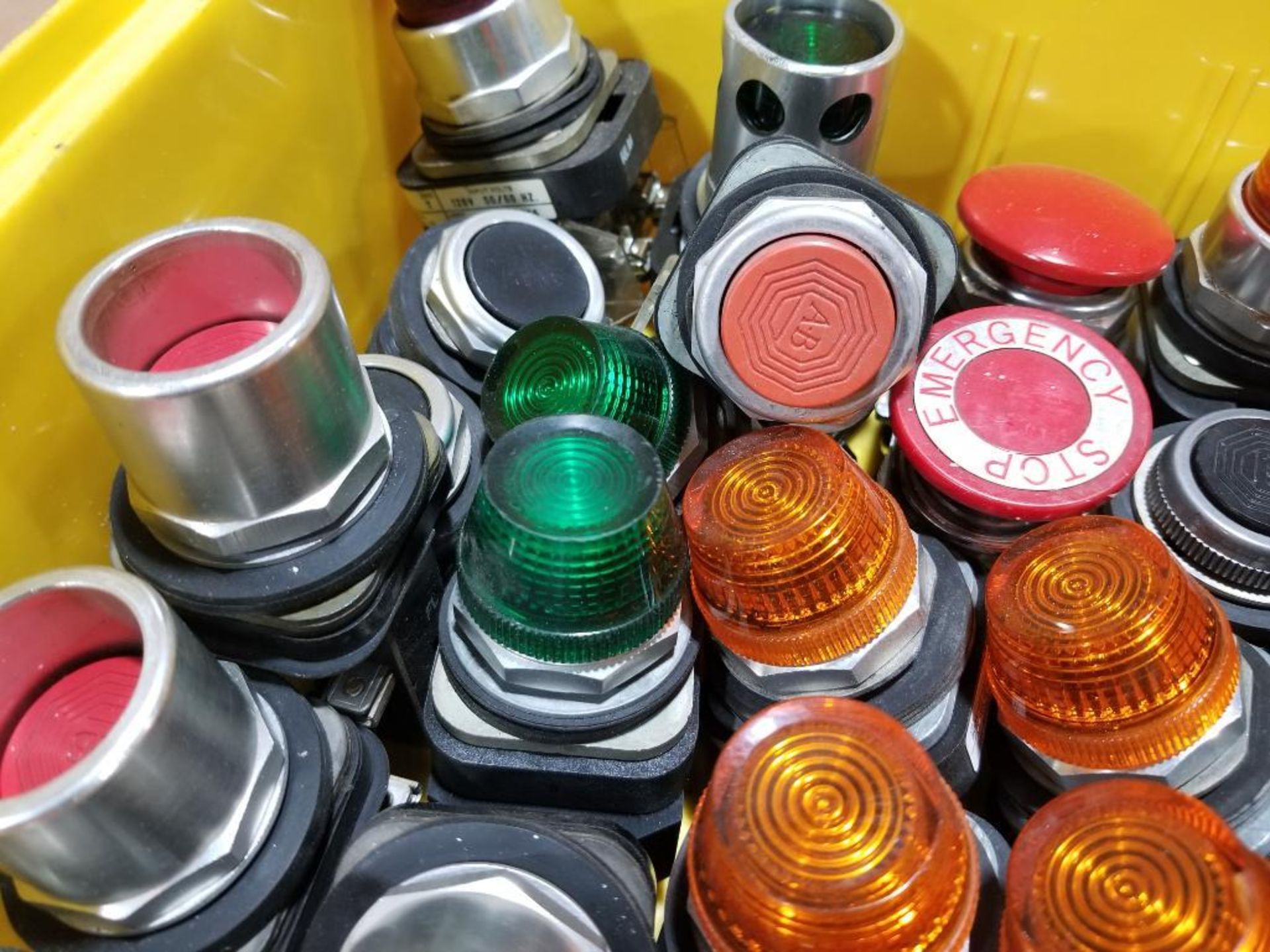 Large assortment of push buttons and pilot lights. - Bild 3 aus 8