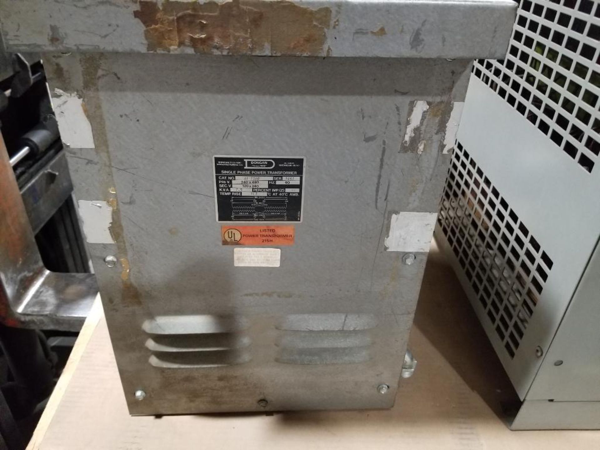 Dongan 1PH power transformer. 7.5 KVA, Cat. No. 61-1060.