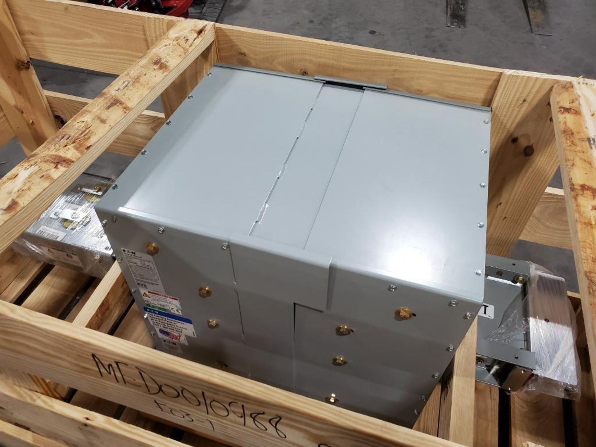 2000amp Eaton Pow-R-Way III bus tap box. 3 wire, 480v. MED0010988. New in crate. - Image 2 of 5
