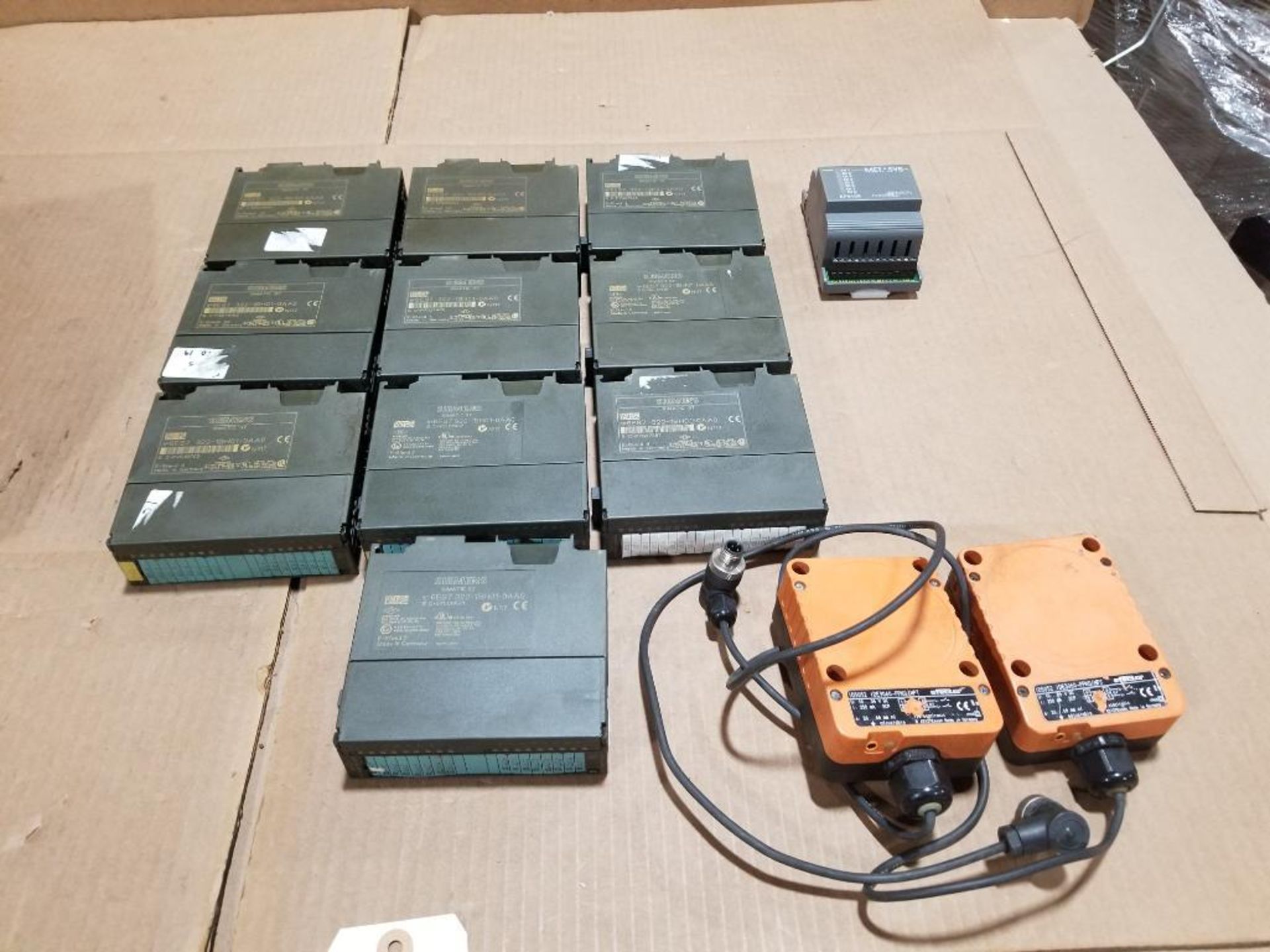 Assorted electrical modules, relay, sensors. Siemens, efector, Johnson Controls.