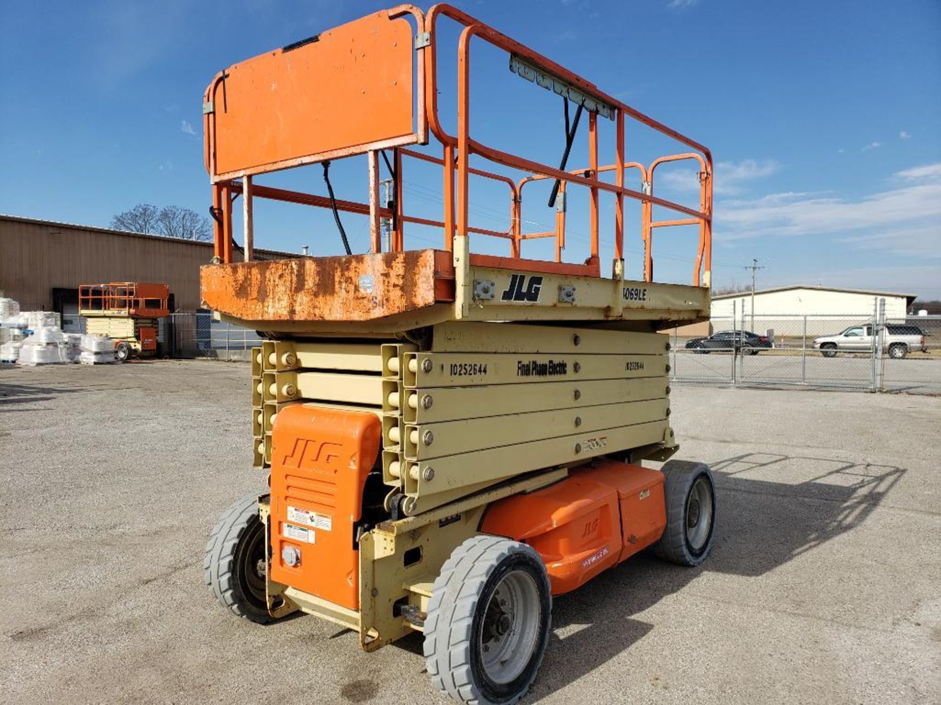 *VIDEO* 40ft lift JLG electric scissor lift. Model 4069LE. 800lb capacity. - Image 4 of 29