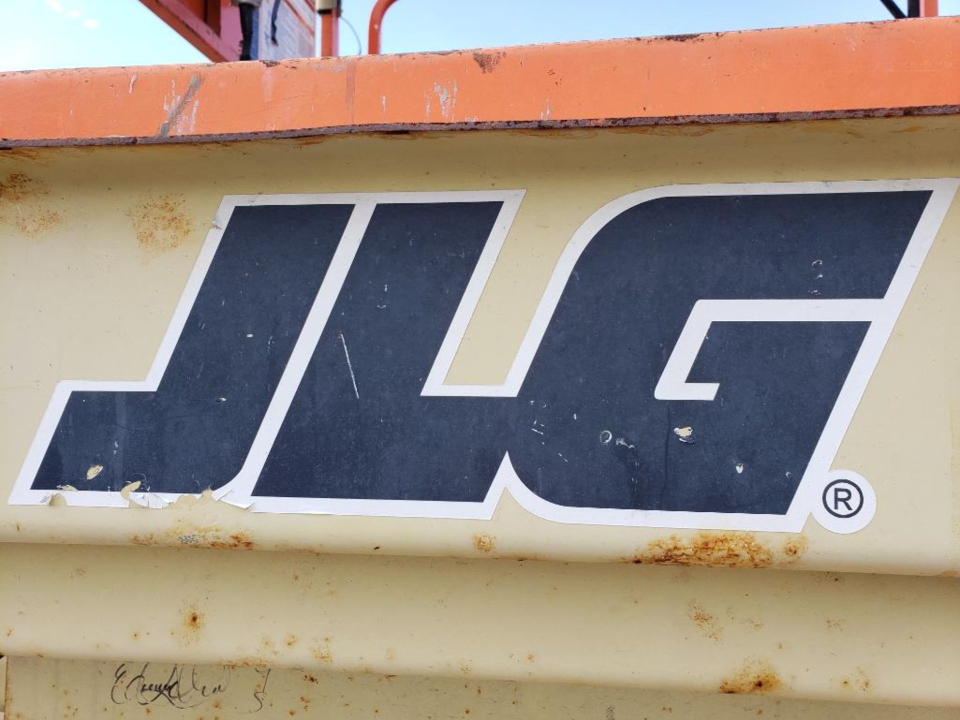 *VIDEO* 40ft lift JLG electric scissor lift. Model 4069LE. 800lb capacity. - Image 7 of 29