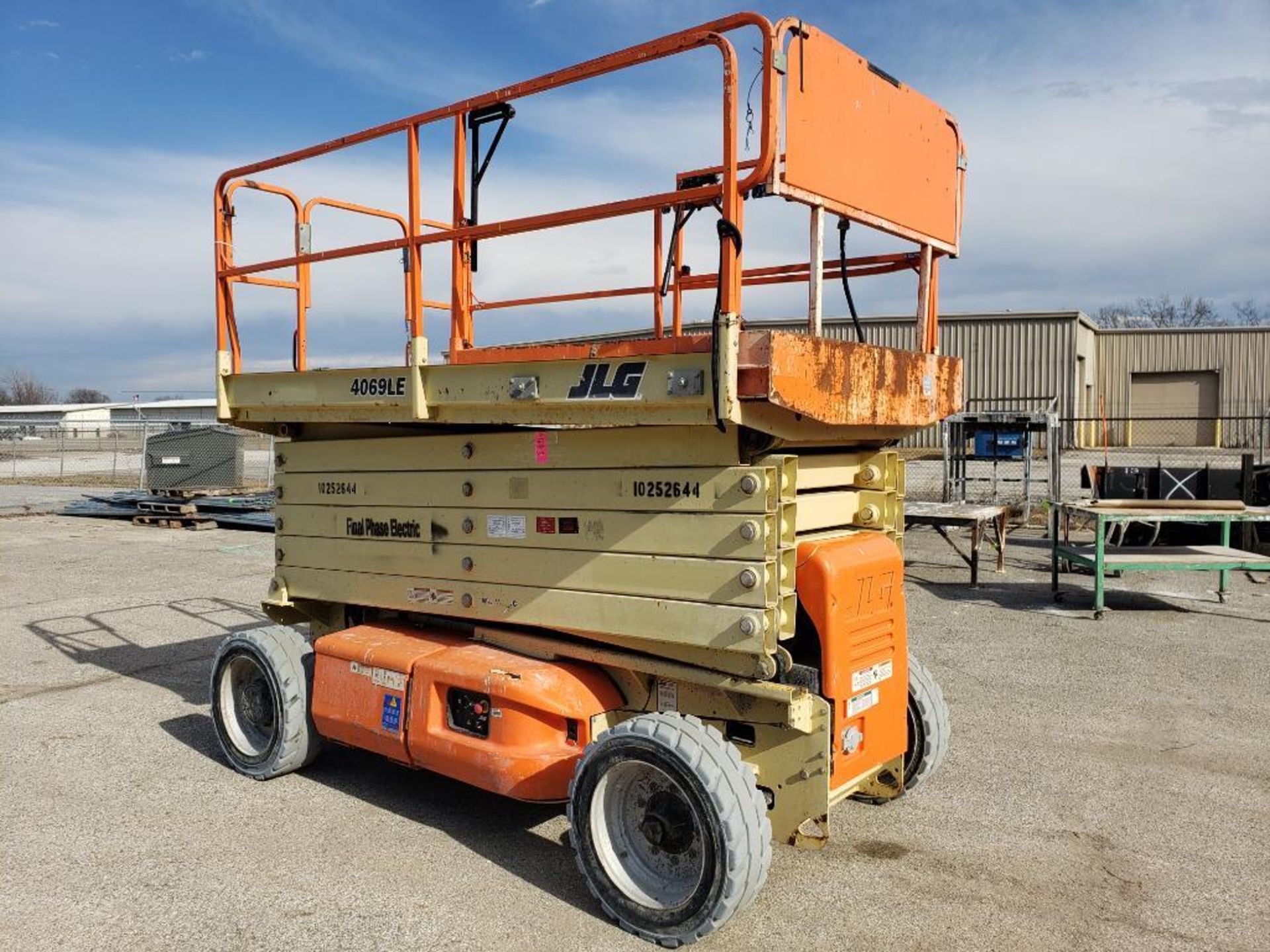 *VIDEO* 40ft lift JLG electric scissor lift. Model 4069LE. 800lb capacity. - Image 2 of 29