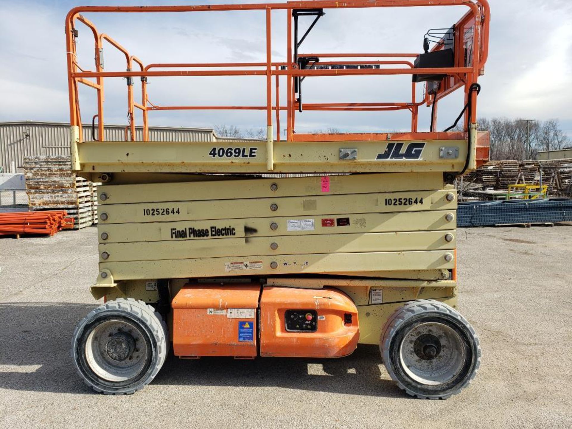 *VIDEO* 40ft lift JLG electric scissor lift. Model 4069LE. 800lb capacity.