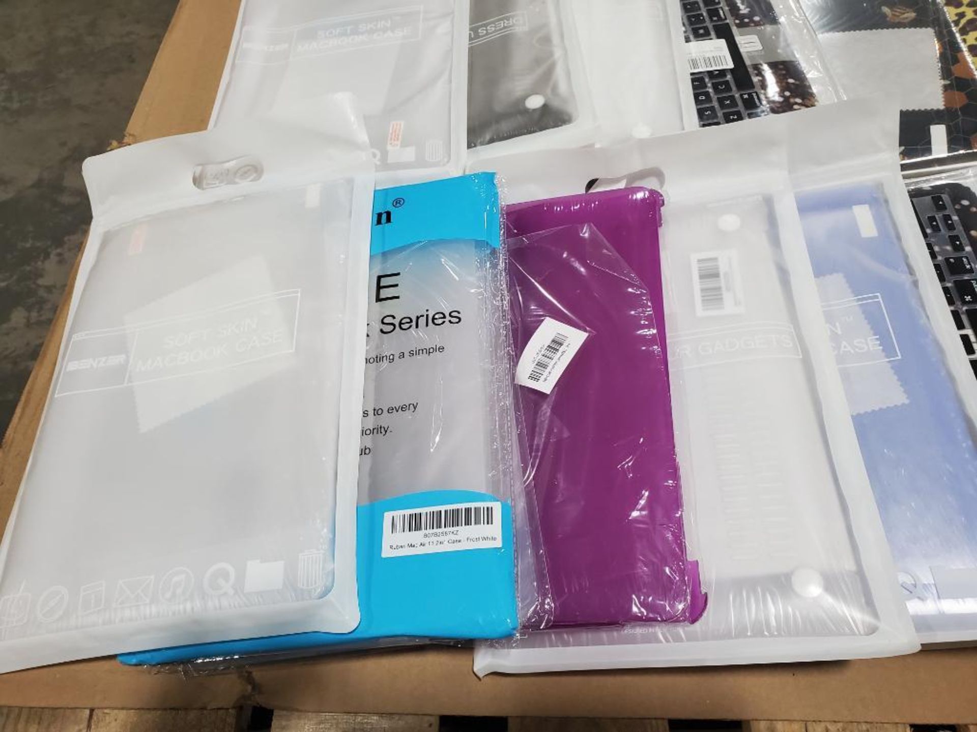 Assorted ipad cases. - Image 2 of 12