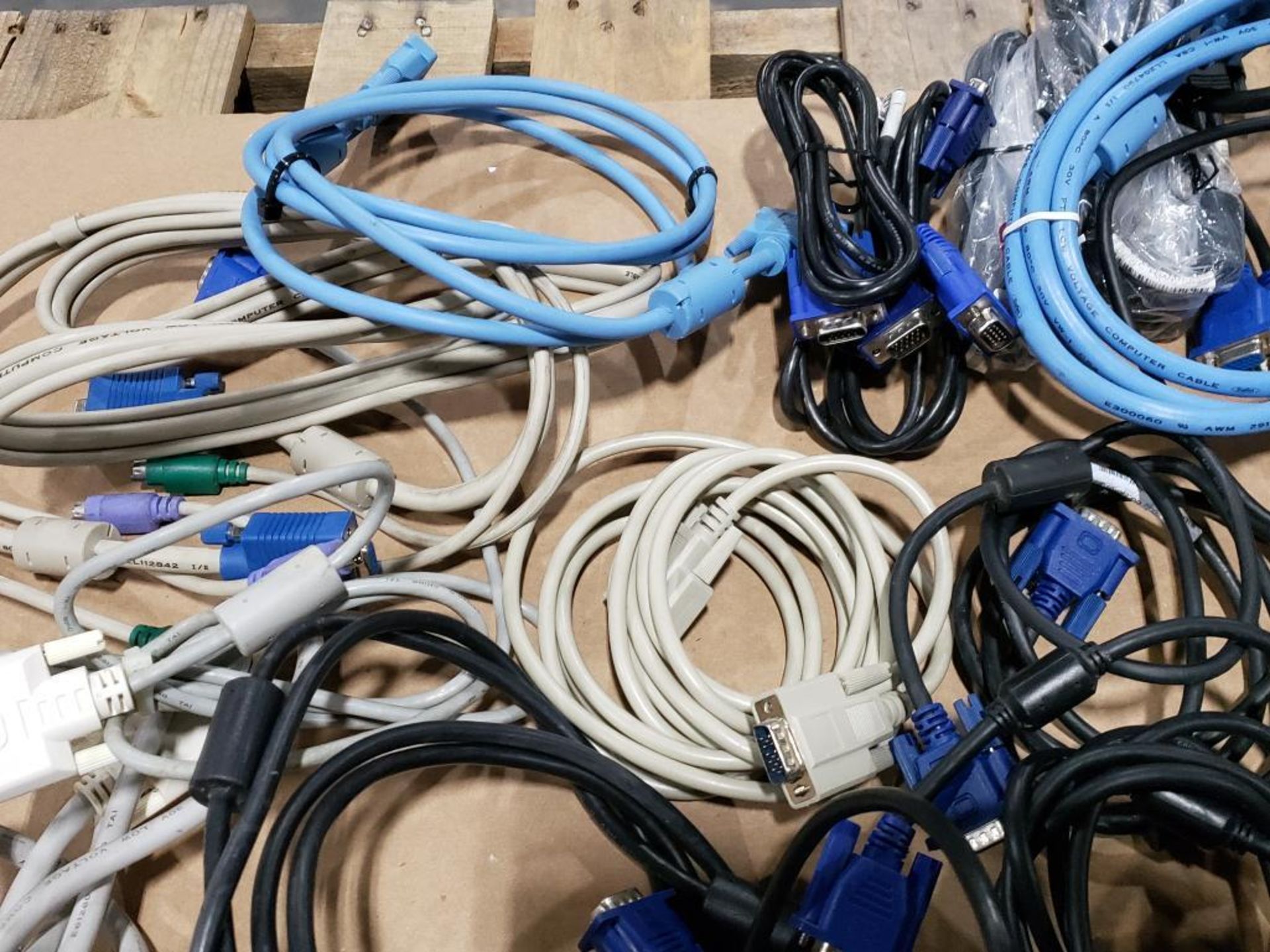 Large assortment of monitor cords. - Image 6 of 10