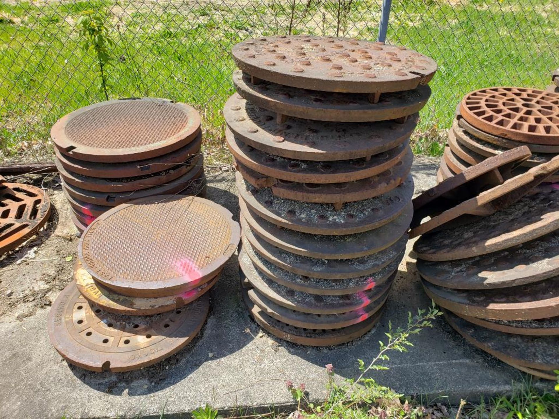 Assorted man hole covers. (units with pink marking are NOT included in lot) - Image 3 of 5