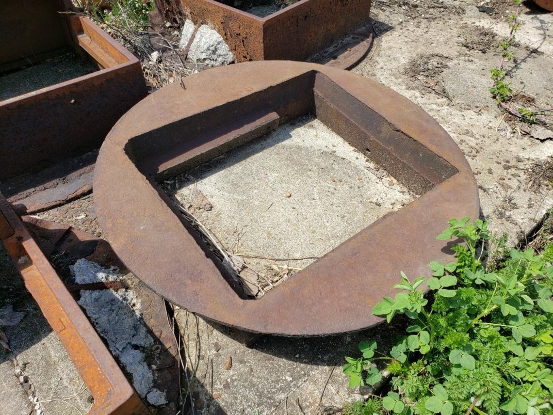 Assorted drain surrounds. - Image 2 of 8