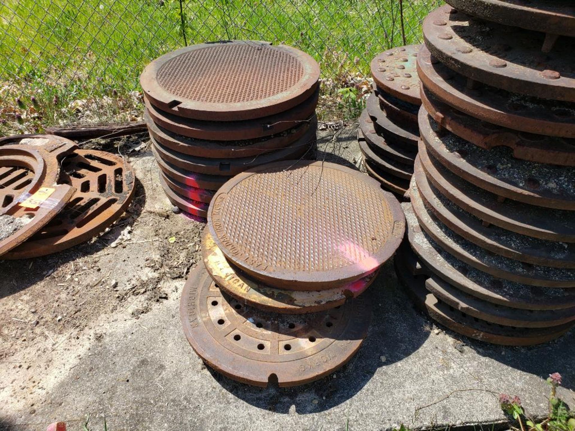 Assorted man hole covers. (units with pink marking are NOT included in lot) - Image 2 of 5