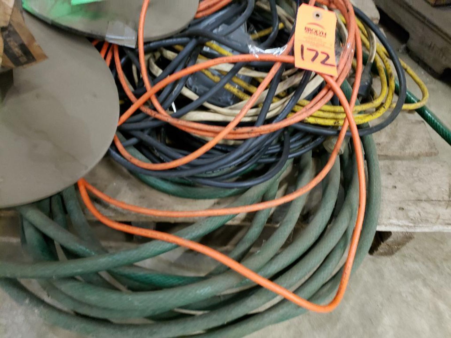 Pallet of assorted cords and hose. - Bild 2 aus 5