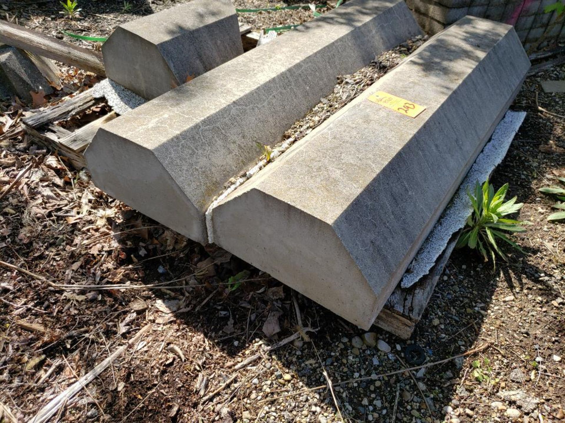Pallet of assorted concrete curb blocks. . - Image 3 of 3