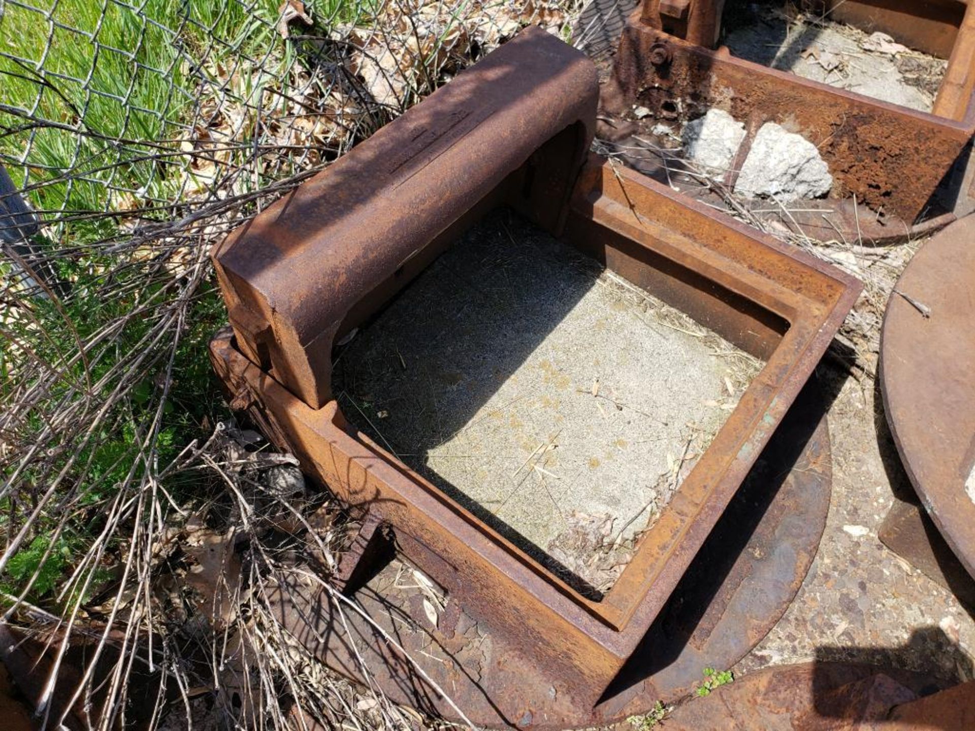 Assorted drain surrounds. - Image 6 of 8
