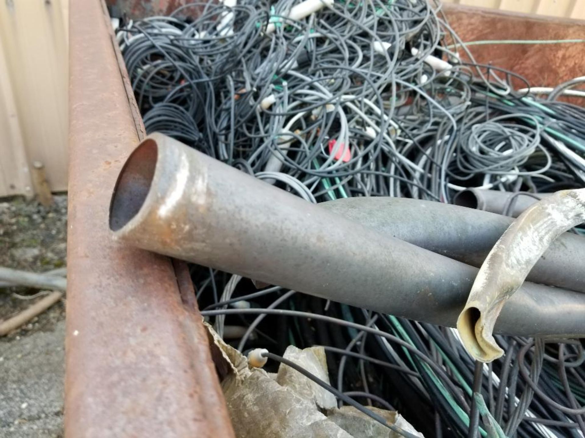 Dump hopper with large qty of wire scrap and long copper pipe. - Image 6 of 18