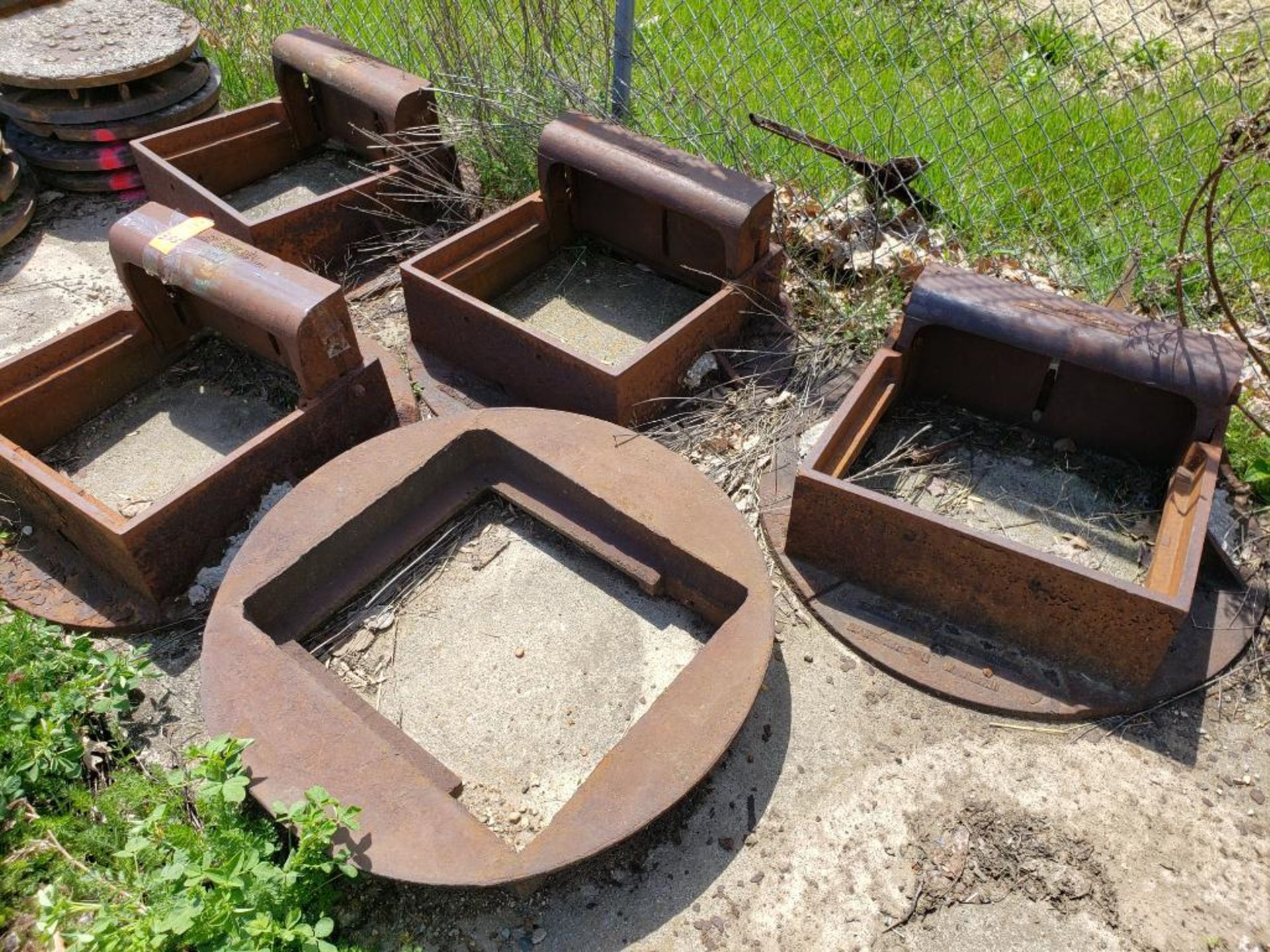 Assorted drain surrounds. - Image 8 of 8
