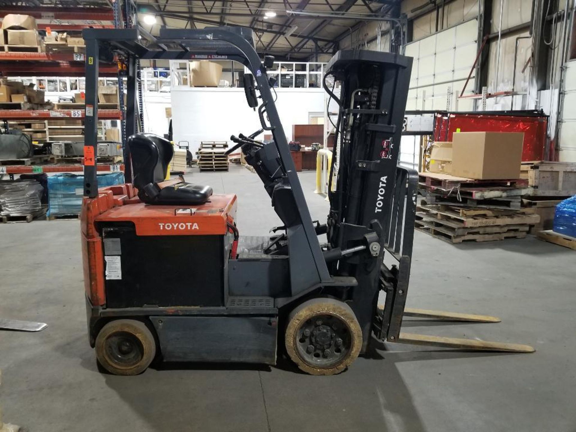 4000lb Toyota forklift. Electric, model 7FBCU25. 240in lift w/ side shift. Serial number 64096