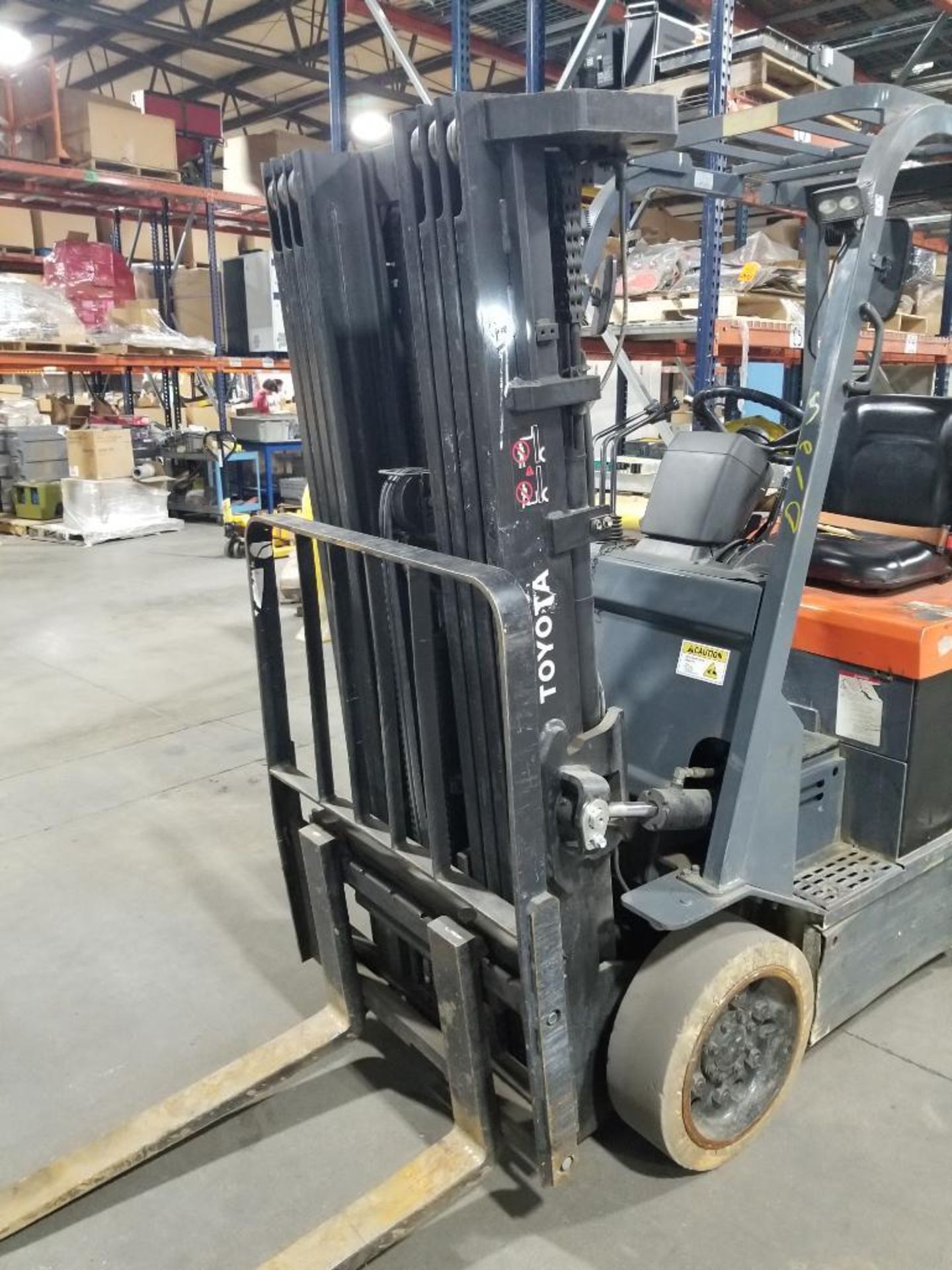 4000lb Toyota forklift. Electric, model 7FBCU25. 240in lift w/ side shift. Serial number 64096 - Image 6 of 20