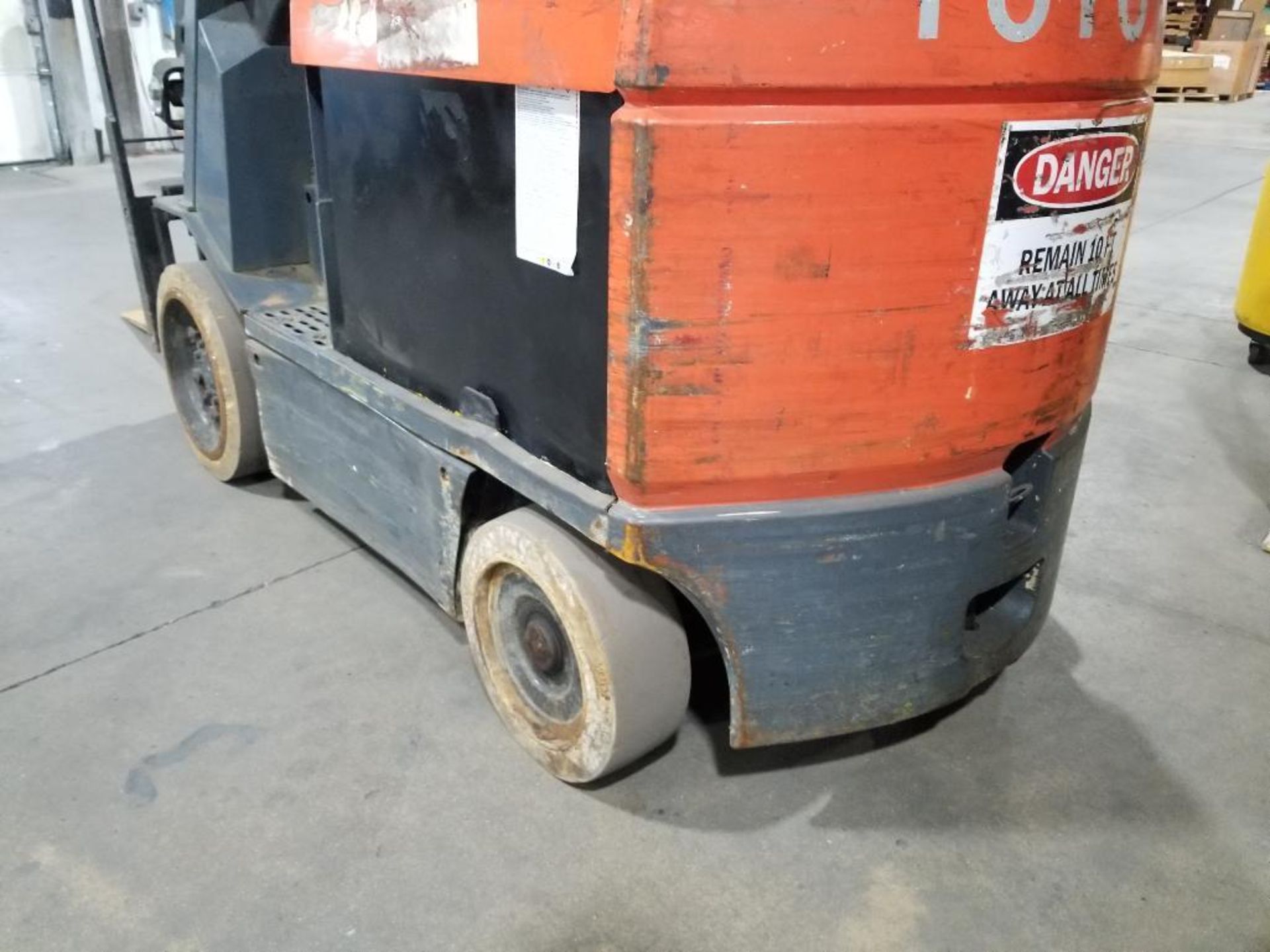 4000lb Toyota forklift. Electric, model 7FBCU25. 240in lift w/ side shift. Serial number 64096 - Image 9 of 20