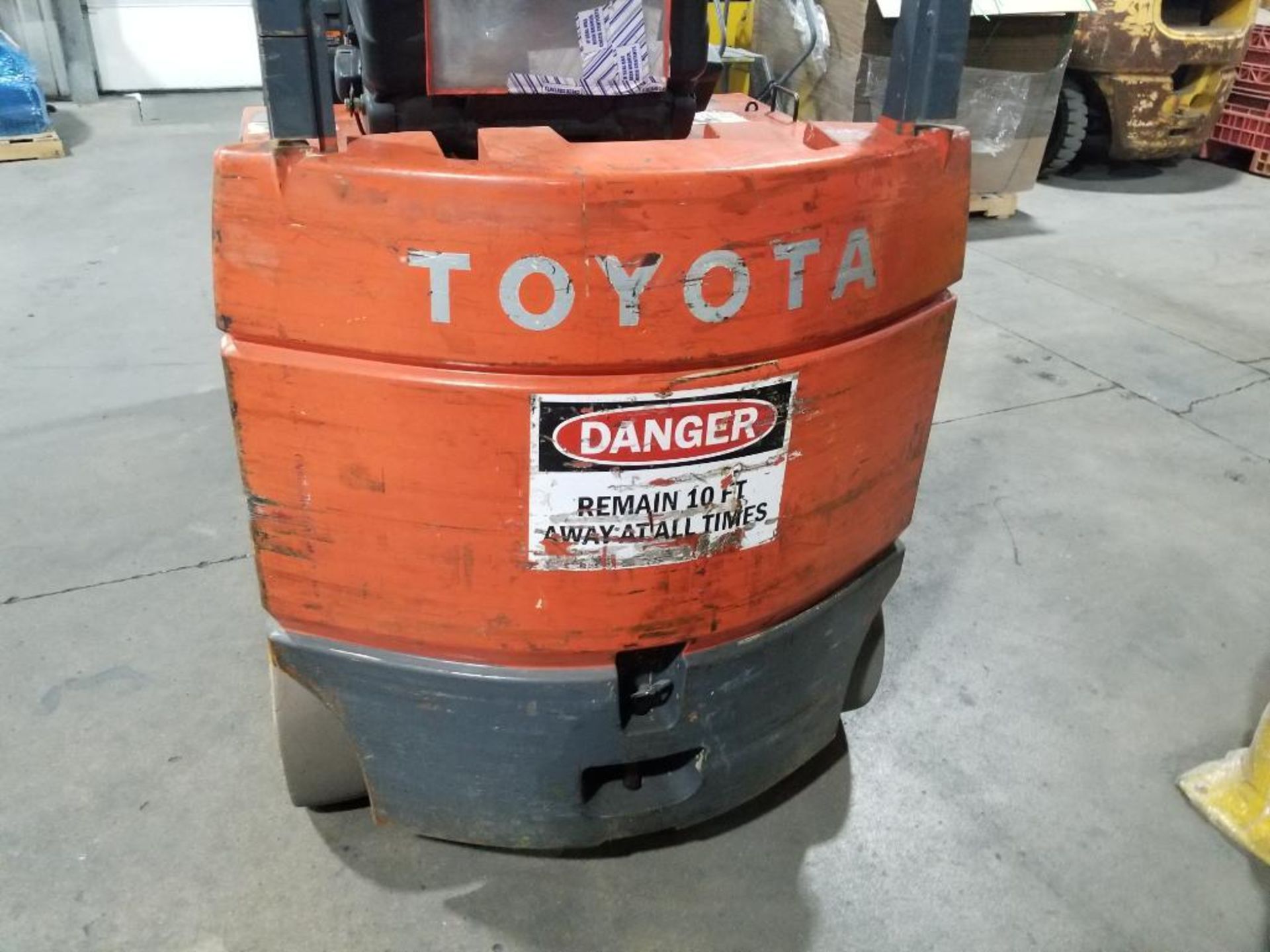 4000lb Toyota forklift. Electric, model 7FBCU25. 240in lift w/ side shift. Serial number 64096 - Image 4 of 20