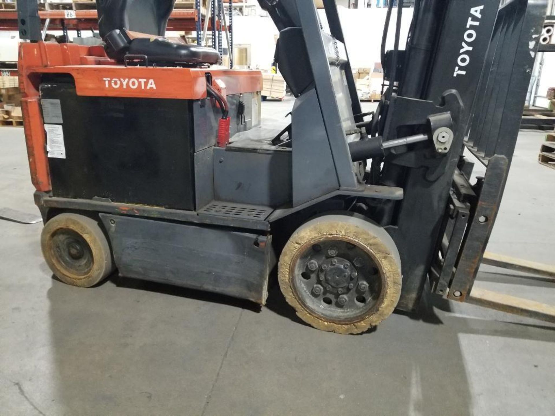 4000lb Toyota forklift. Electric, model 7FBCU25. 240in lift w/ side shift. Serial number 64096 - Image 10 of 20