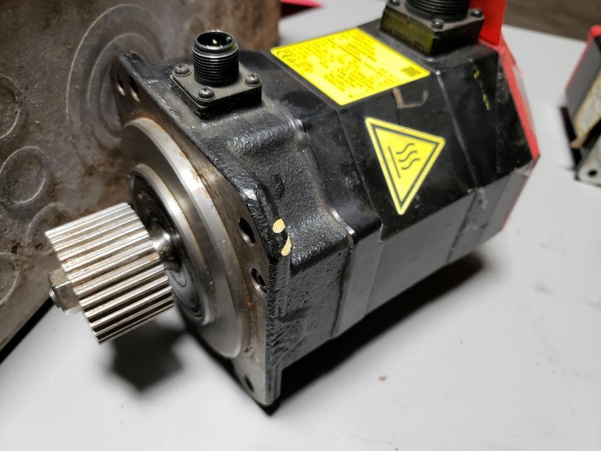 Fanuc AC servo motor. Part number A06B-0235-B605. - Image 3 of 3