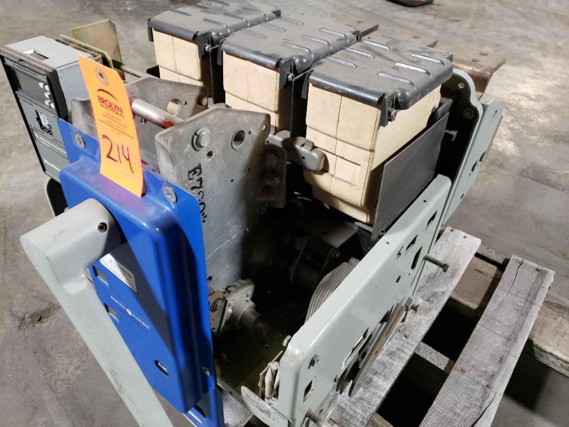 800 amp GE circuit breaker. Type AKRU-4A-30. - Image 7 of 17