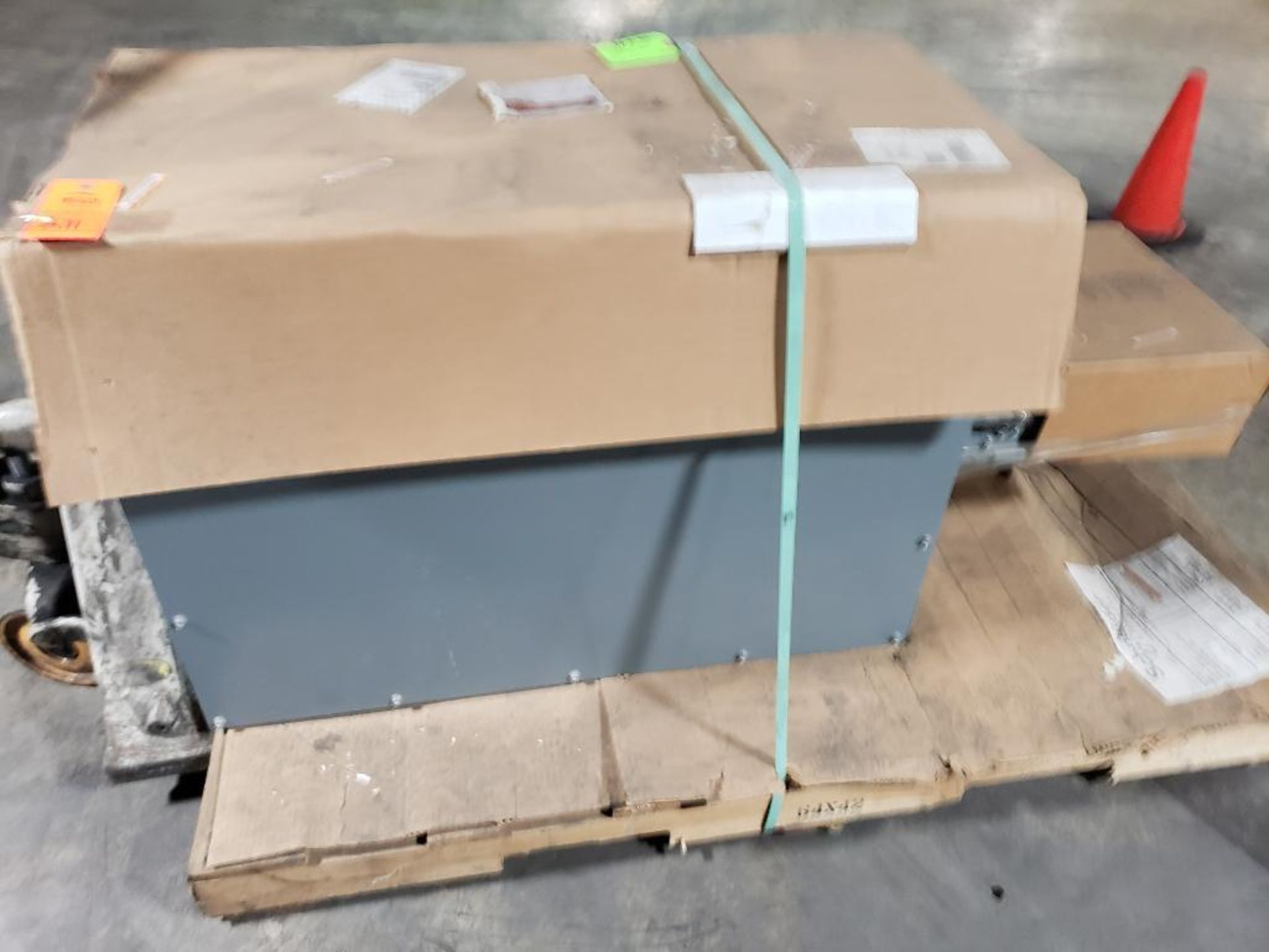 3000 amp Square D I-line II busway plug in. New on pallet. - Image 10 of 10