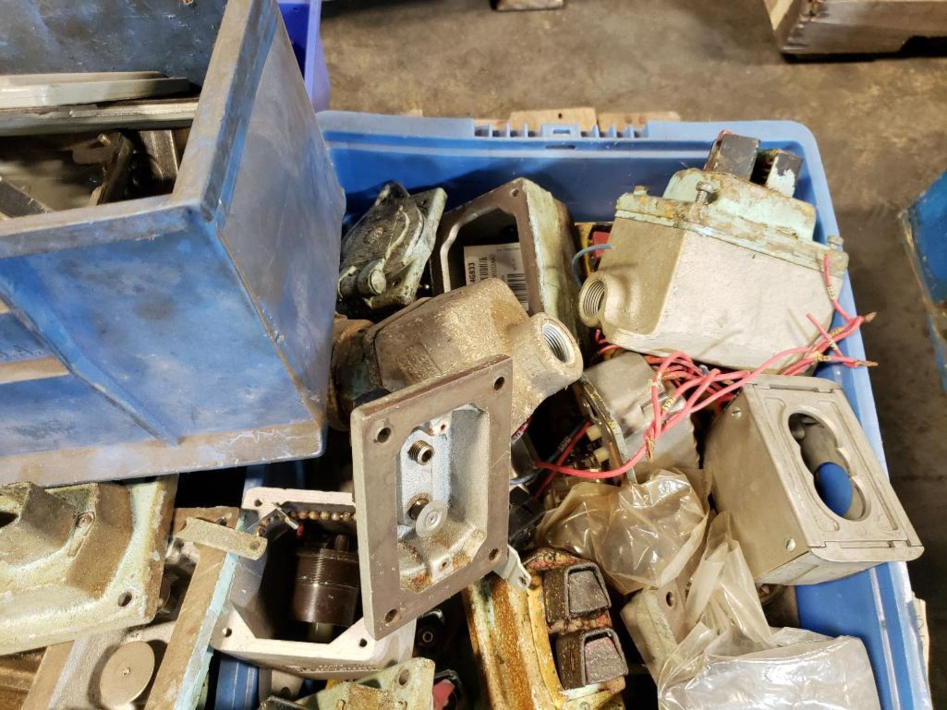 Pallet large assortment of electrical fittings and hardware. - Image 9 of 9