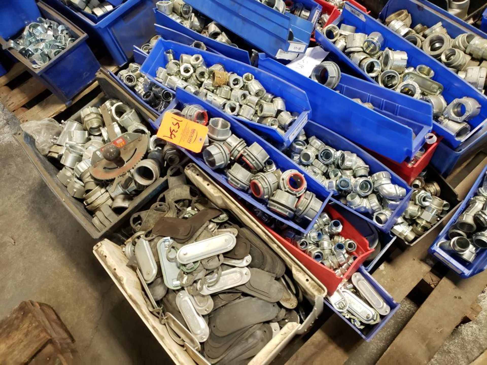 Pallet large assortment of electrical fittings and hardware. - Image 11 of 11