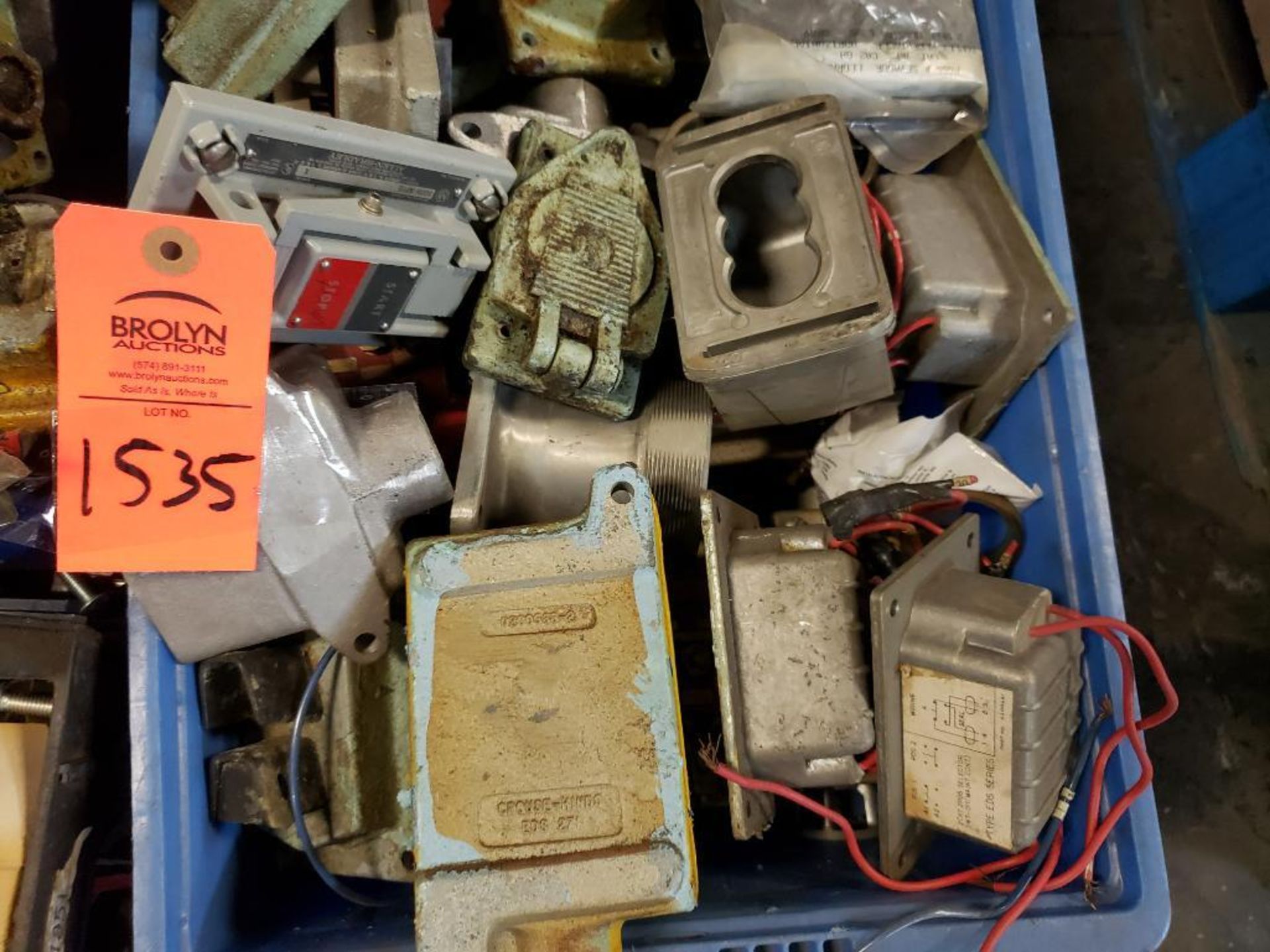 Pallet large assortment of electrical fittings and hardware. - Image 8 of 9