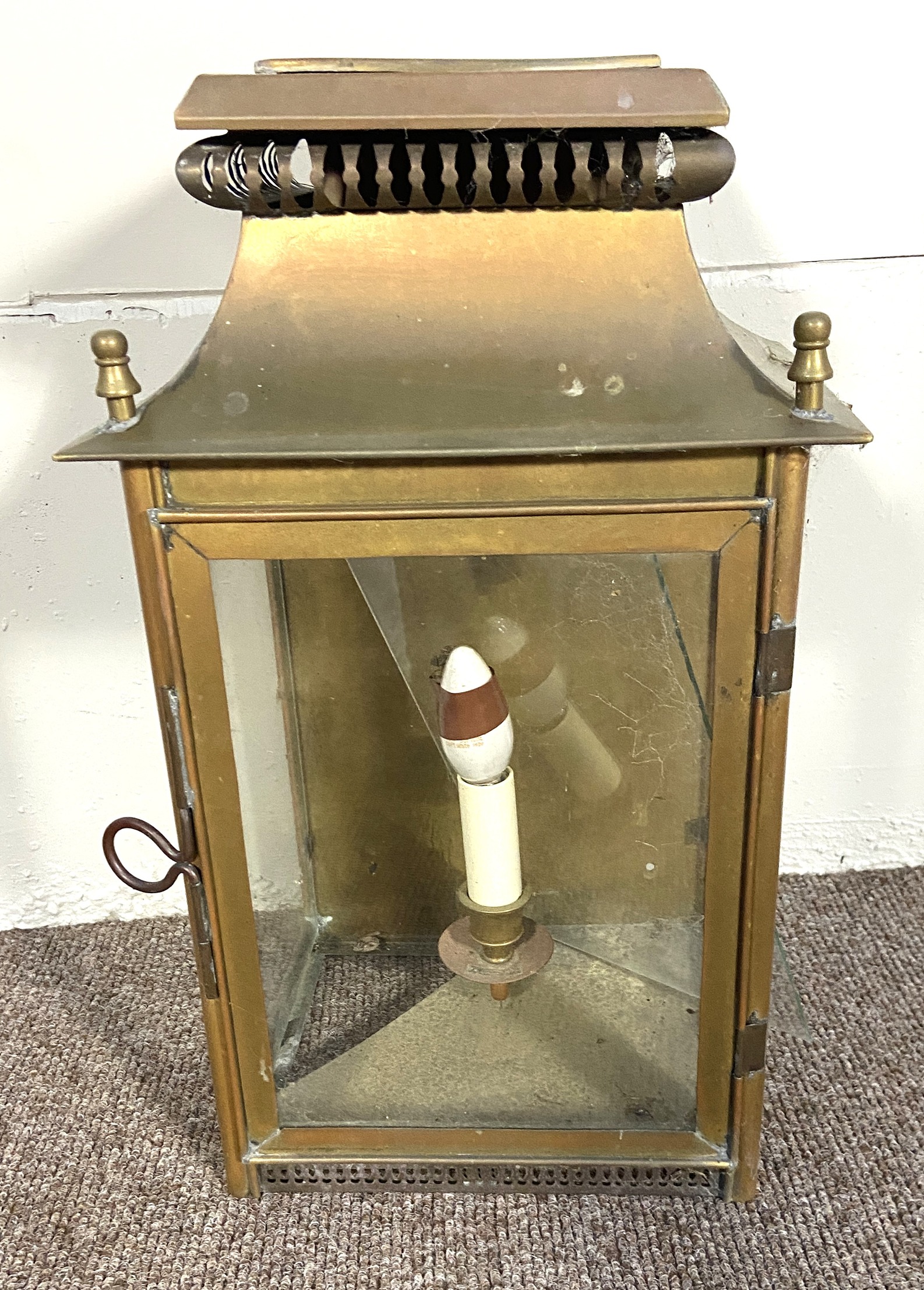 A pair of vintage ‘brass’ wall mounted hall lanterns, with pierced ogee tops, each with single - Image 2 of 5